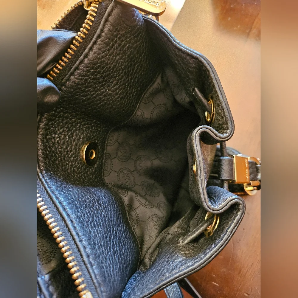 Michael Kors Small Pebbled Leather Crossbody Bag! - Picture 11 of 12